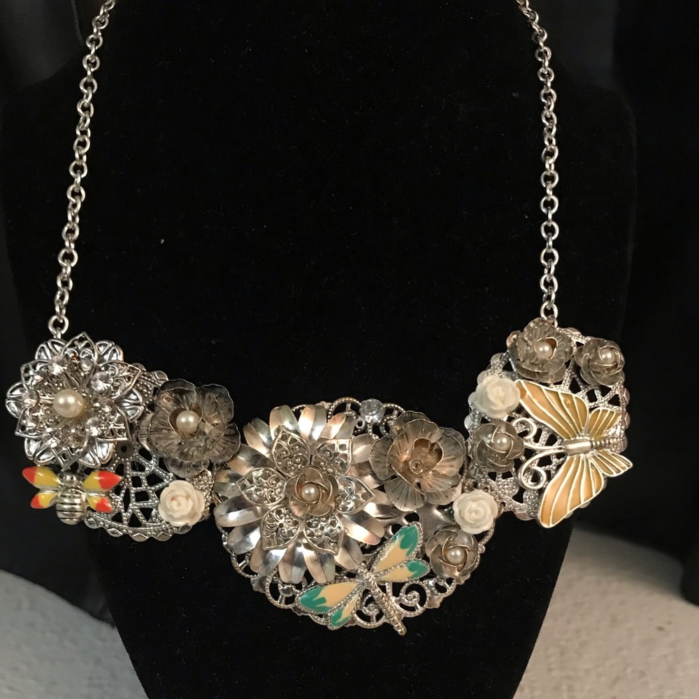 Flower design necklace